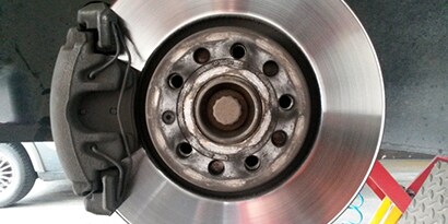 En rotor og et bremsesystem symboliserer varmerelaterede problemer i metal. Metalfriktion påvirker temperatur og styrke i materialer.
