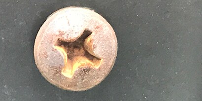 Huldannelse, rust og galvanisk korrosion på metalskruehoved
