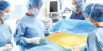 personale applicerer incisionsfilm på patient