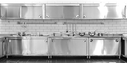 Køkkenskabe i rustfrit stål i et industrikøkken

