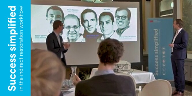 Gruppe af mennesker, der ser på en præsentation om Succes Simplified
