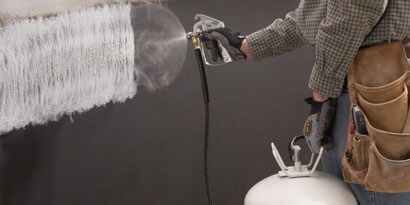 Person, der sprayer lim på med applikator
