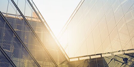 Kontorlandskab, der viser, hvordan 3M's arkitektoniske film kan friske rummet op.
