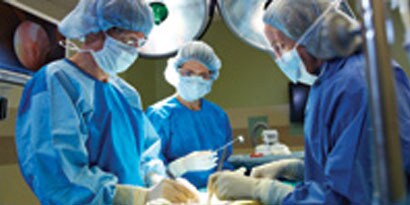 Operationspersonale i operation på patient
