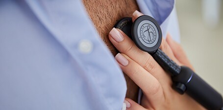 Nærbillede af auskultation af bryst
