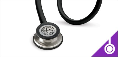 3M Littmann Classic III stetoskop på hvid baggrund.
