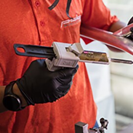 Tekniker bruger applikator til at klæbe metal med metallim fra 3M