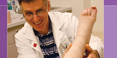 Smilende kliniker med patient
