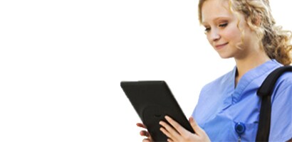 Kliniker, der tjekker onlinekurser på en tablet
