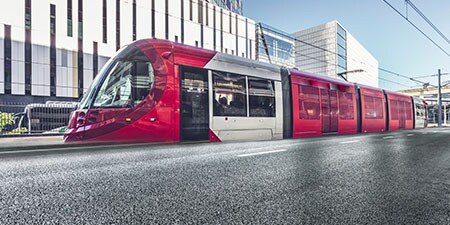  Et tog installeret med 3M Farvet Film - kører ind på en station
