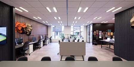 Kontorlandskab, der viser, hvordan 3M's arkitektoniske film kan friske rummet op.
