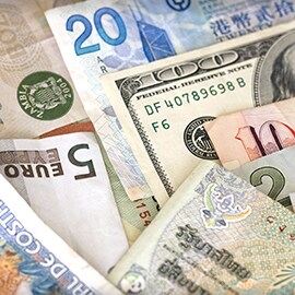 Lær om Trin 5, Omkostningskonsekvenser, i 3M ASPEC-metoden. Billede af diverse valuta.