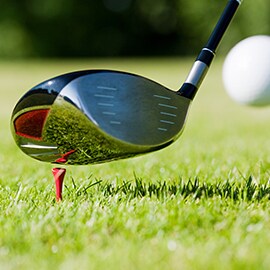 Lær mere om energioverførsel via rigide lime og limsamlinger. Billede af golfkølle, der rammer bold.