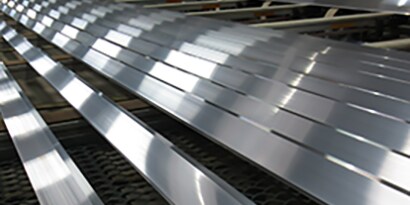 Strimler af aluminium, der er klar til metallim
