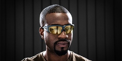 Mand med SecureFit beskyttelsesbrille
