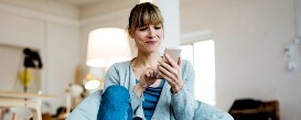 person, der bruger en smartphone
