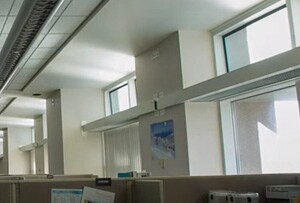 Casestudie video, der viser naturligt lys i kontorer, der omdirigerer sollys i en LEED-certificeret bygning.