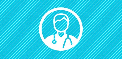 Rundt hvidt ikon med en kliniker, som bærer et Littmann stetoskop, på cyan baggrund.
