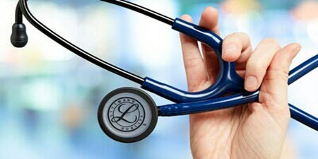 Nærbillede af en persons hånd, der holder et littmann stethosope
