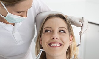 Tandlæge med patient