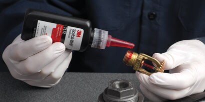 3M™ Scotch-Weld™ Threadlocker TL72, der påføres en loftsophængt sprinkler
