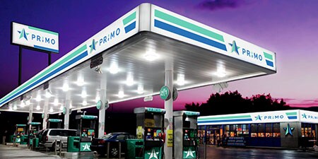 Tankstation med 3M Signage Films - vist om natten.
